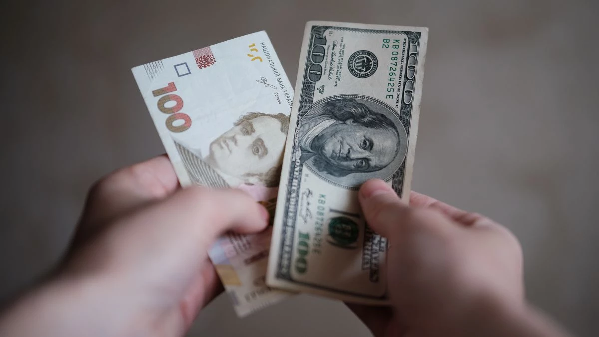 Пытаясь сдержать проседание гривни, НБУ быстро сжигает валютные резервы