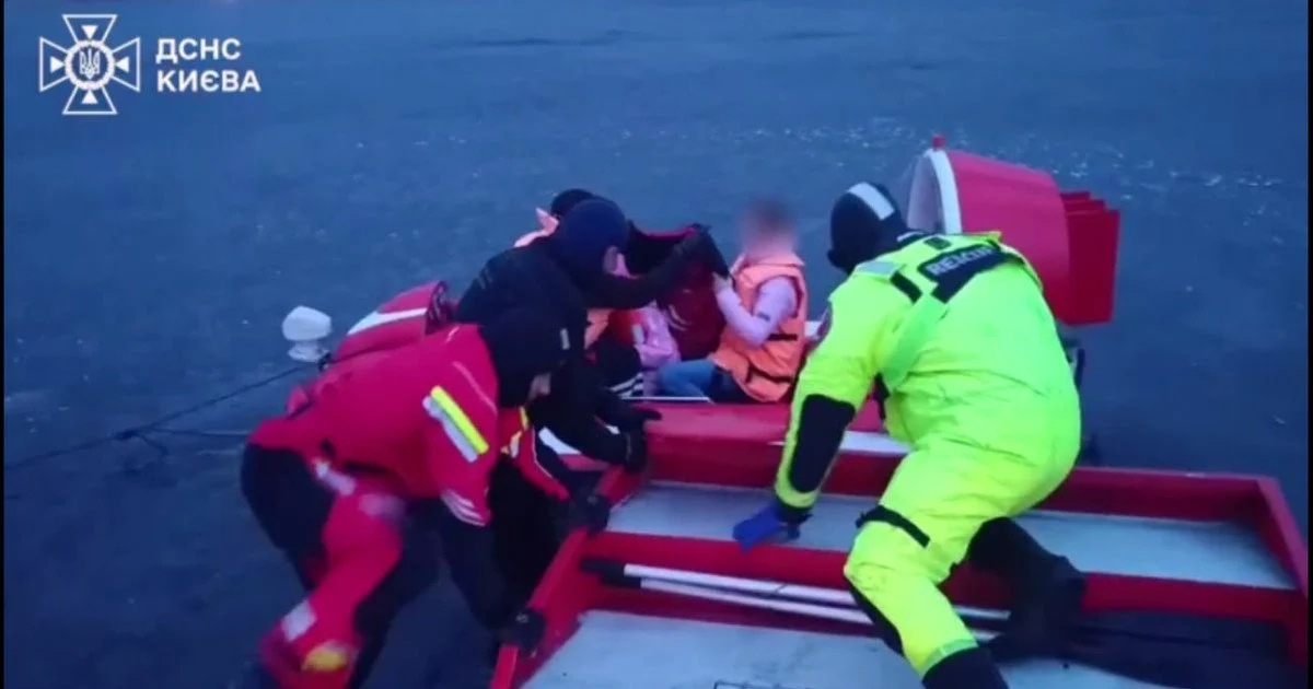 В Киеве мать с ребенком оказалась на отколотой льдине в 200 метрах от берега