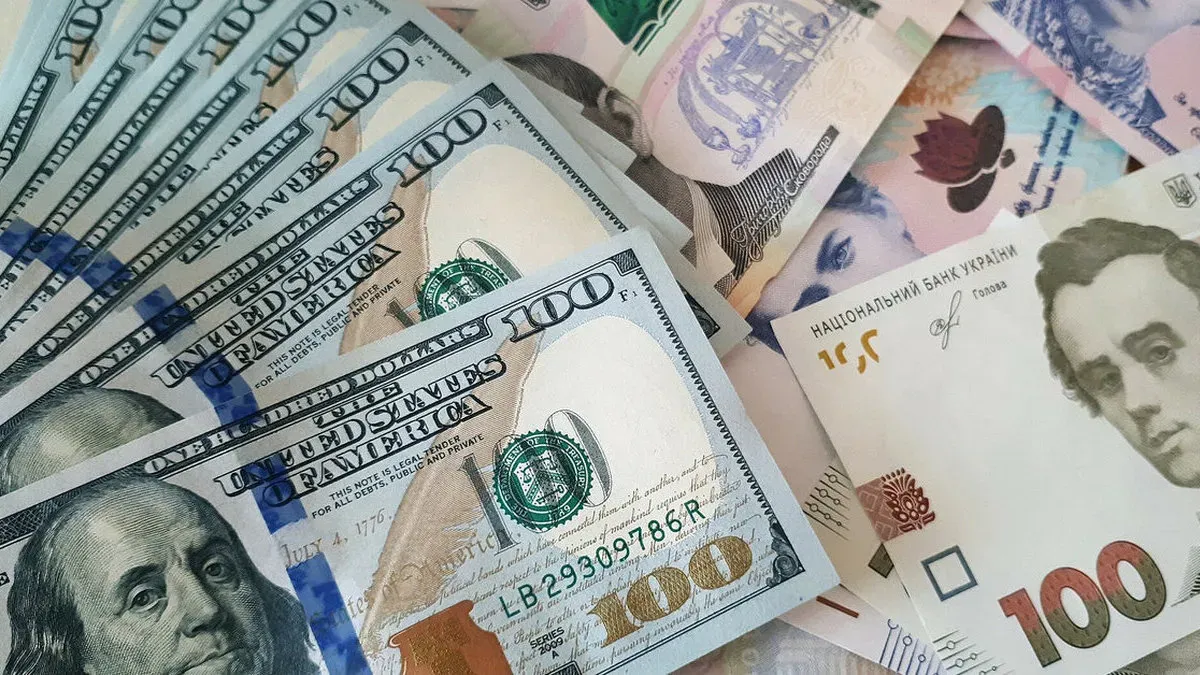 Доллар подешевел в обменных пунктах и банках