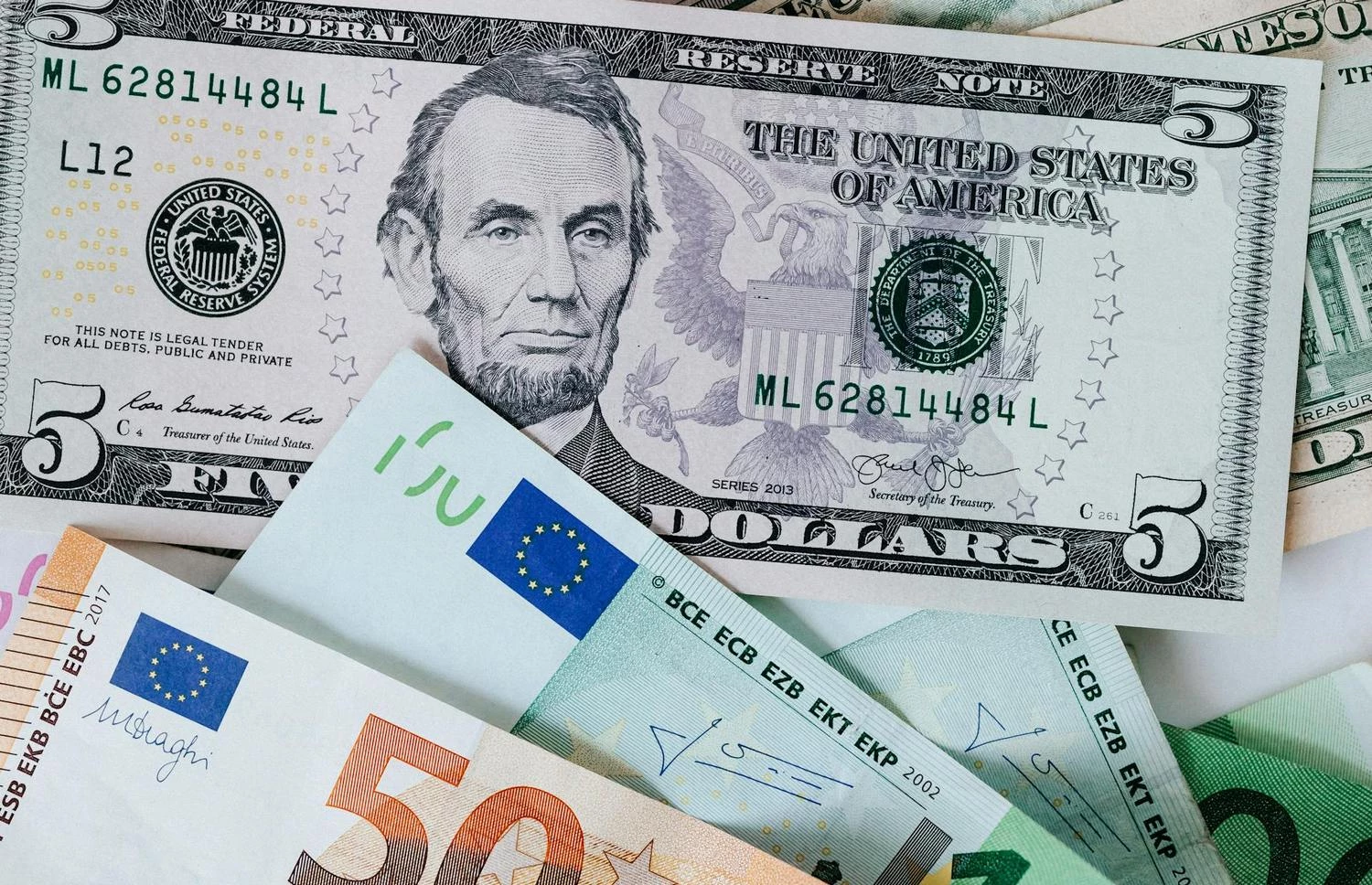 Курс валют: сколько сегодня стоит доллар в обменниках и банках