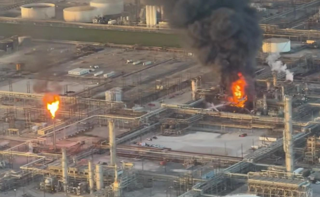Взрыв и пожар: в США внезапно загорелся крупный НПЗ