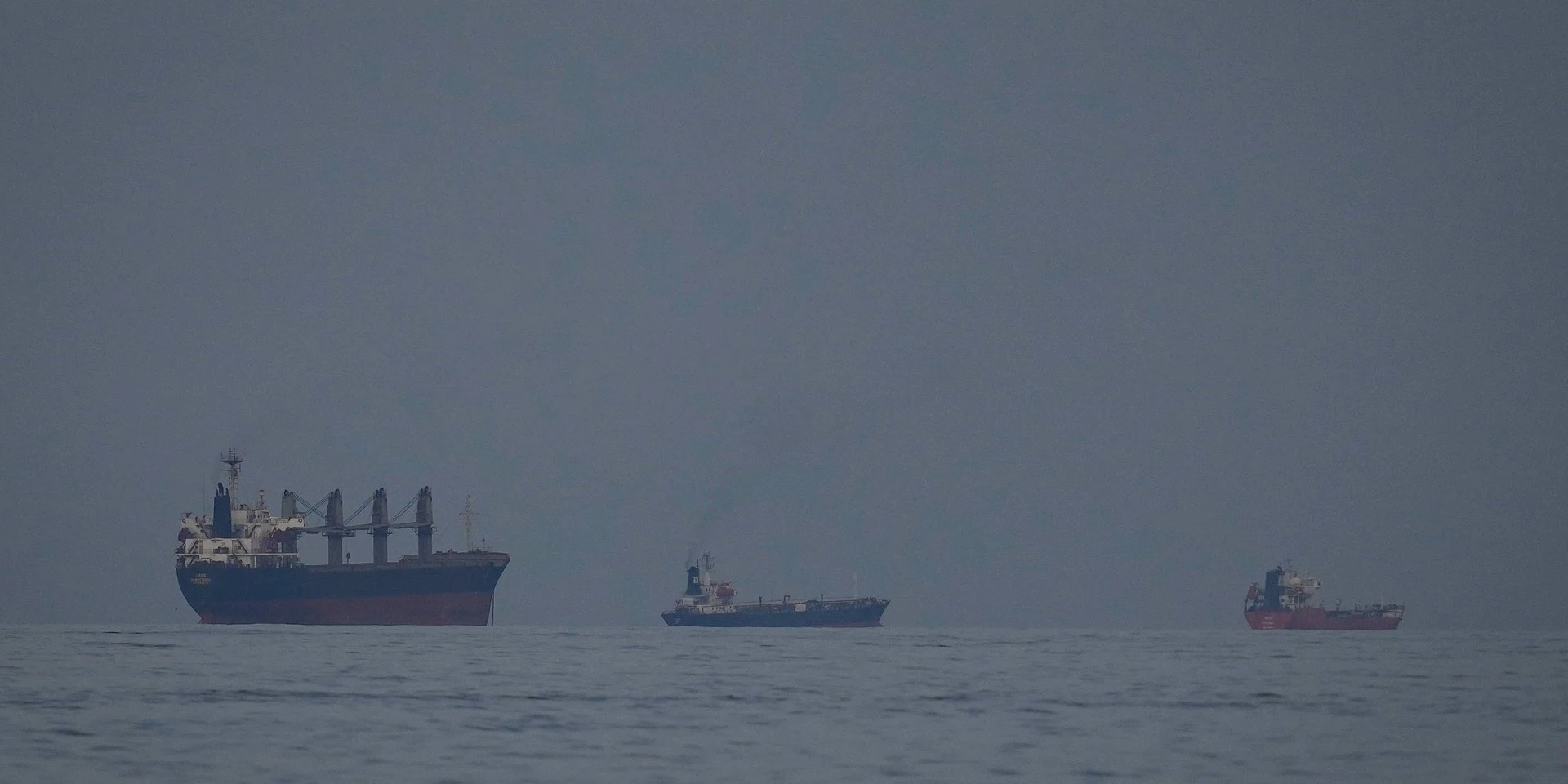 Иран начал взимать плату за проход судов через Ормузский пролив, - Bloomberg