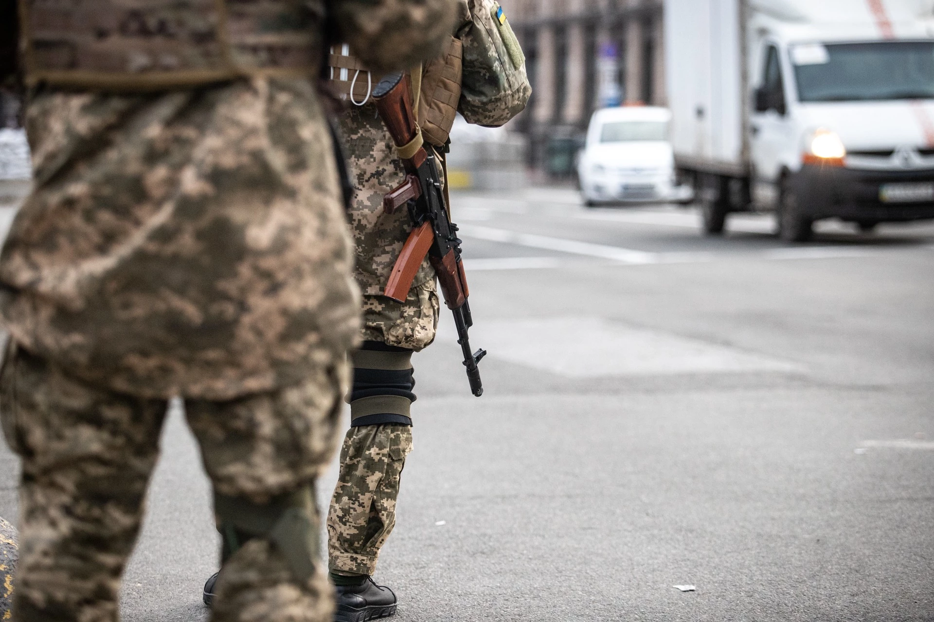В Одессе во время "оповещения" автомобиль ТЦК сбил женщину во дворе жилого дома: людей задували баллончиками