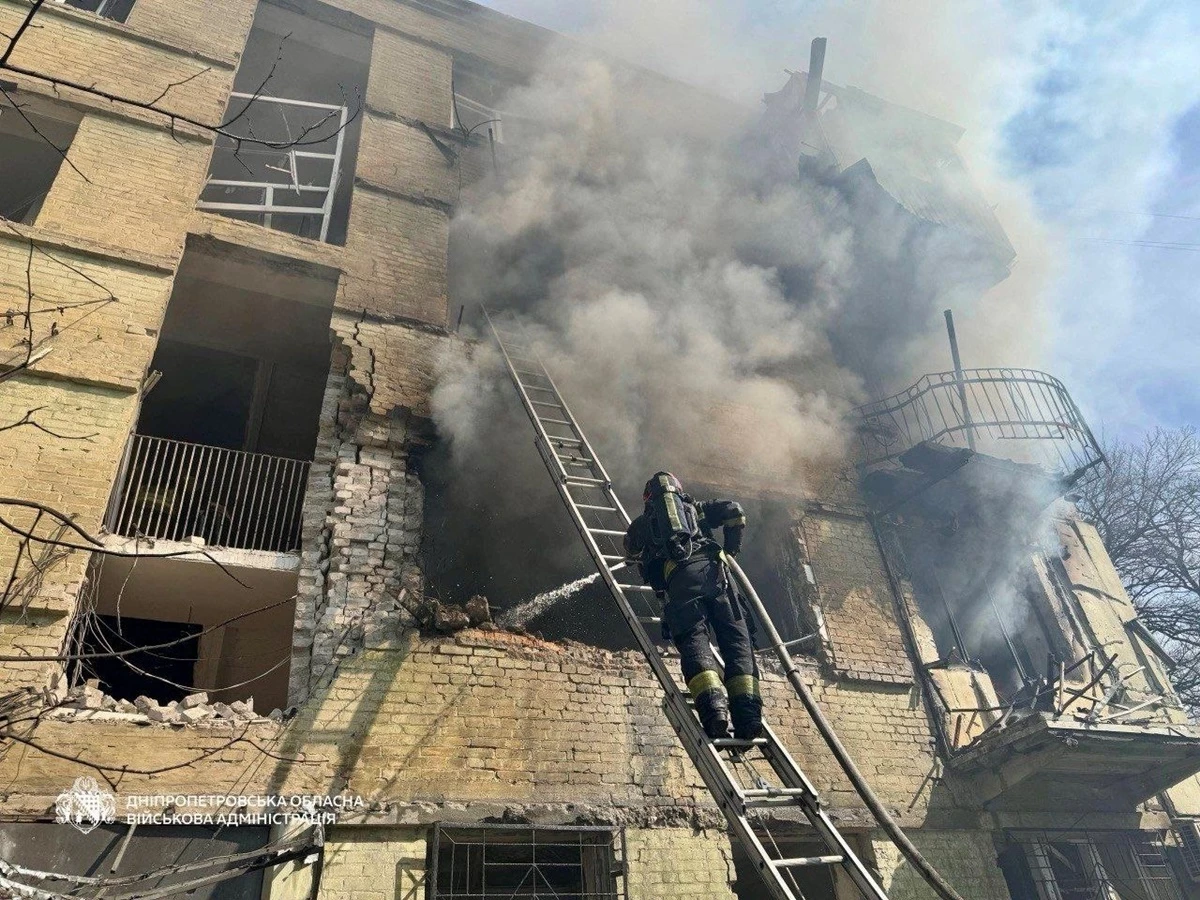 У Дніпрі "шахед" влетів у житловий багатоповерховий будинок, спалахнули квартири