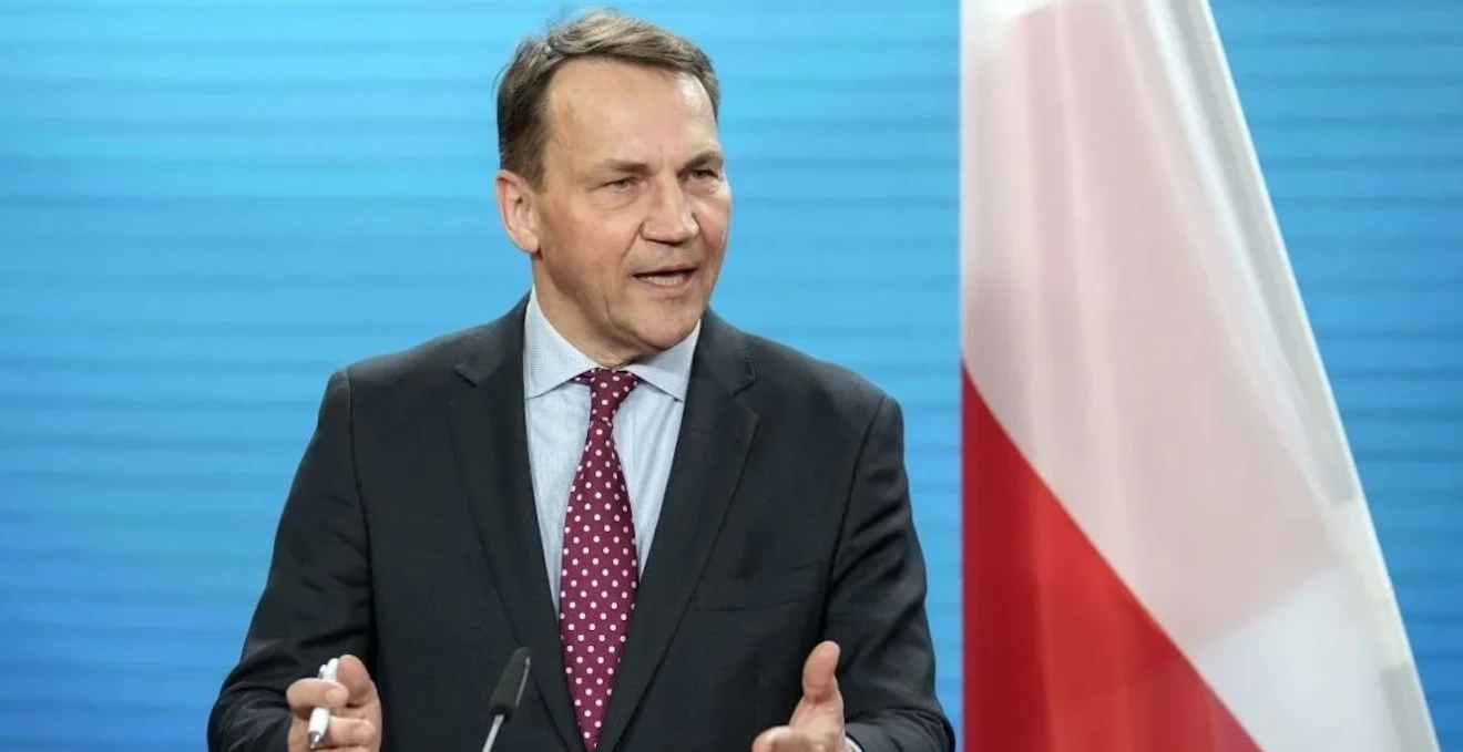 "Тот, кто с Орбаном - помогает Кремлю", - Сикорский