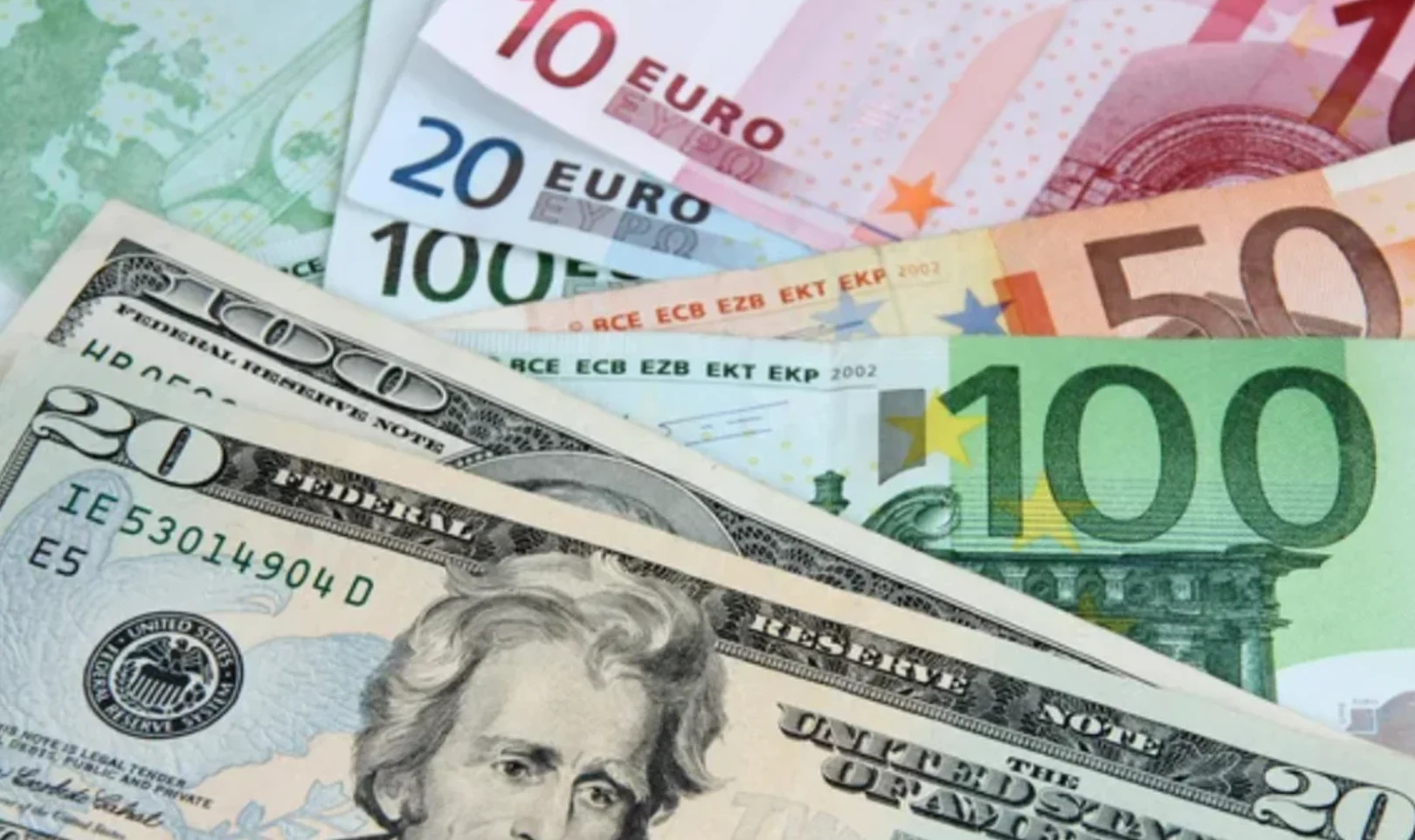 Курс валют в обменниках и банках 31 марта: сколько стоят доллар и евро