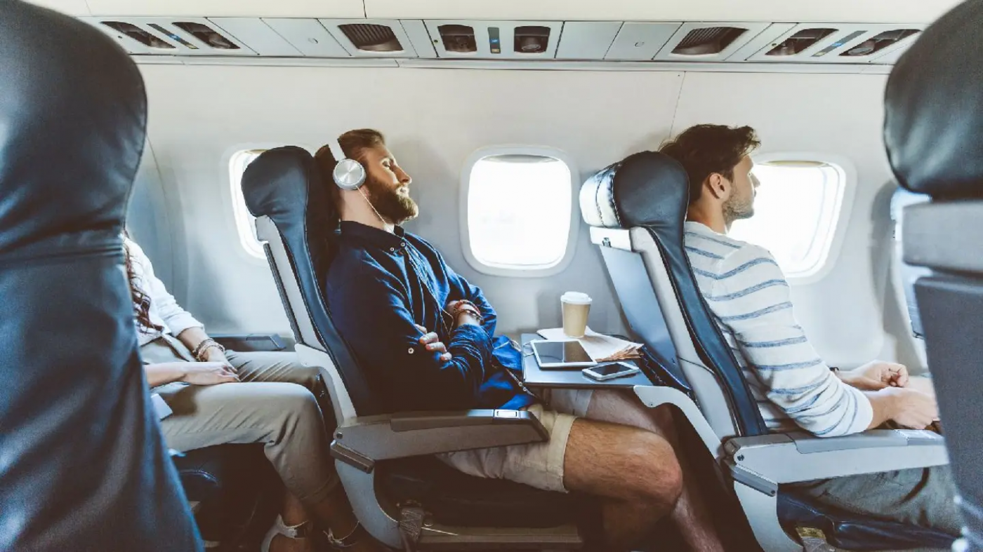 Пассажиров без наушников будут высаживать из самолета: американская авиакомпания обновила правила для пассажиров