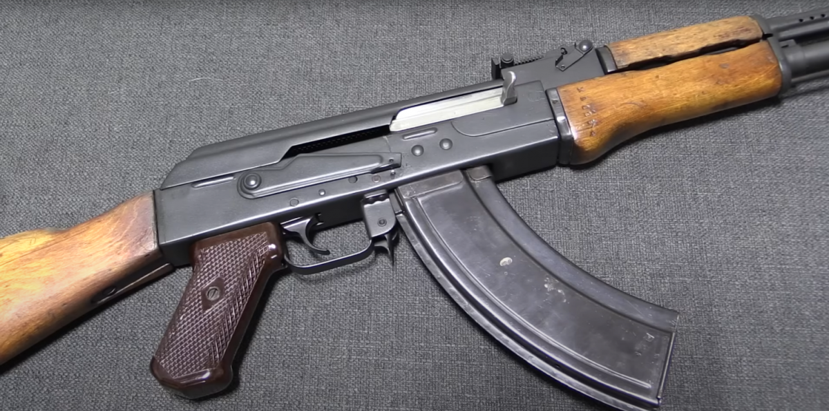 Выпустил около 90 патронов: в Хмельницком задержали военного, который устроил стрельбу из автомата