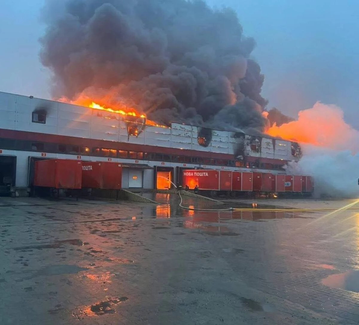 Масштабна пожежа у Луцьку, місто затягнуло димом