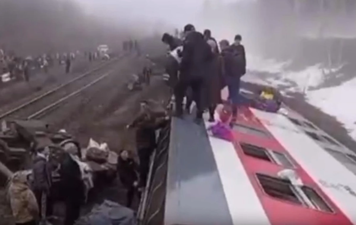 В России сошел с рельсов и перевернулся пассажирский поезд