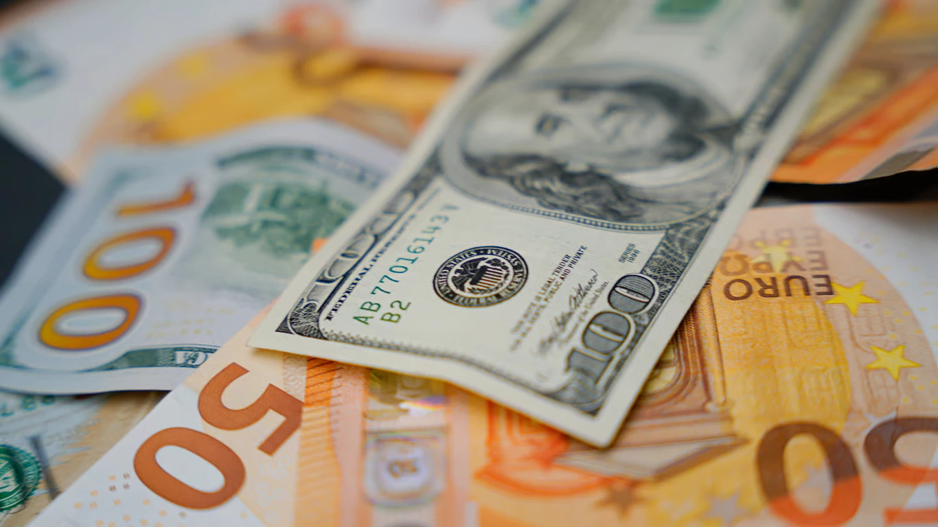 Курс в обменниках и банках на 6 апреля: сколько сегодня стоит валюта