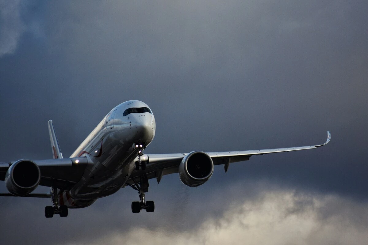 Билеты стремительно дорожают: как авиаперевозчики реагируют на события в Иране