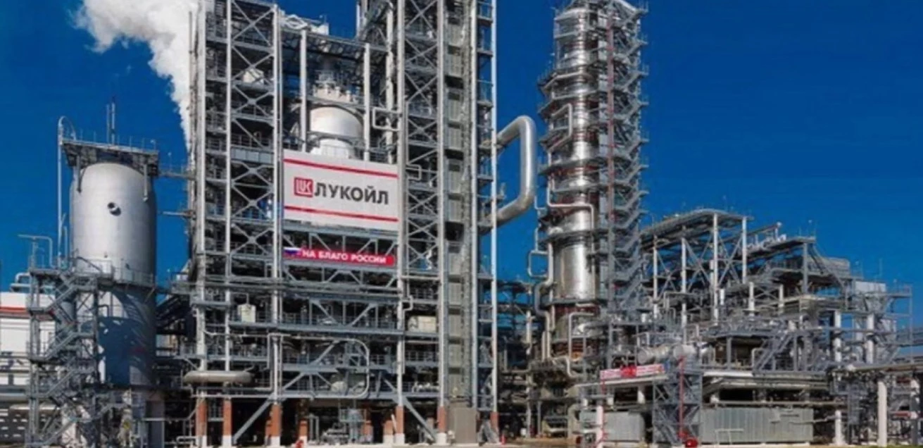 Украинские дроны остановили один из четырех крупнейших НПЗ РФ, - Reuters