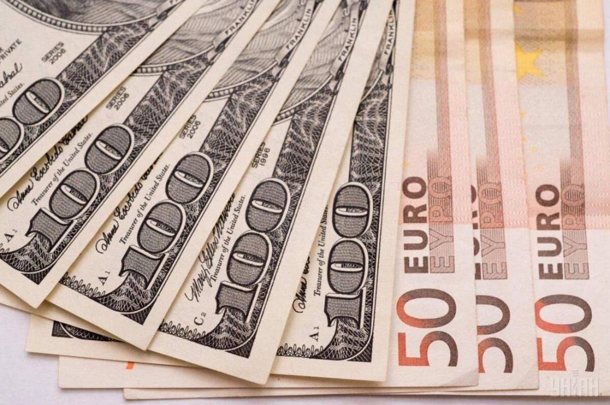 Курс валют 8 апреля: сколько стоят евро и доллар