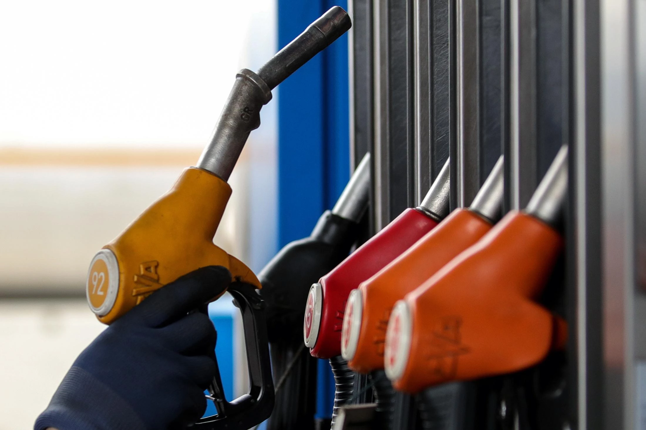 Цены на АЗС начали снижаться, - Свириденко