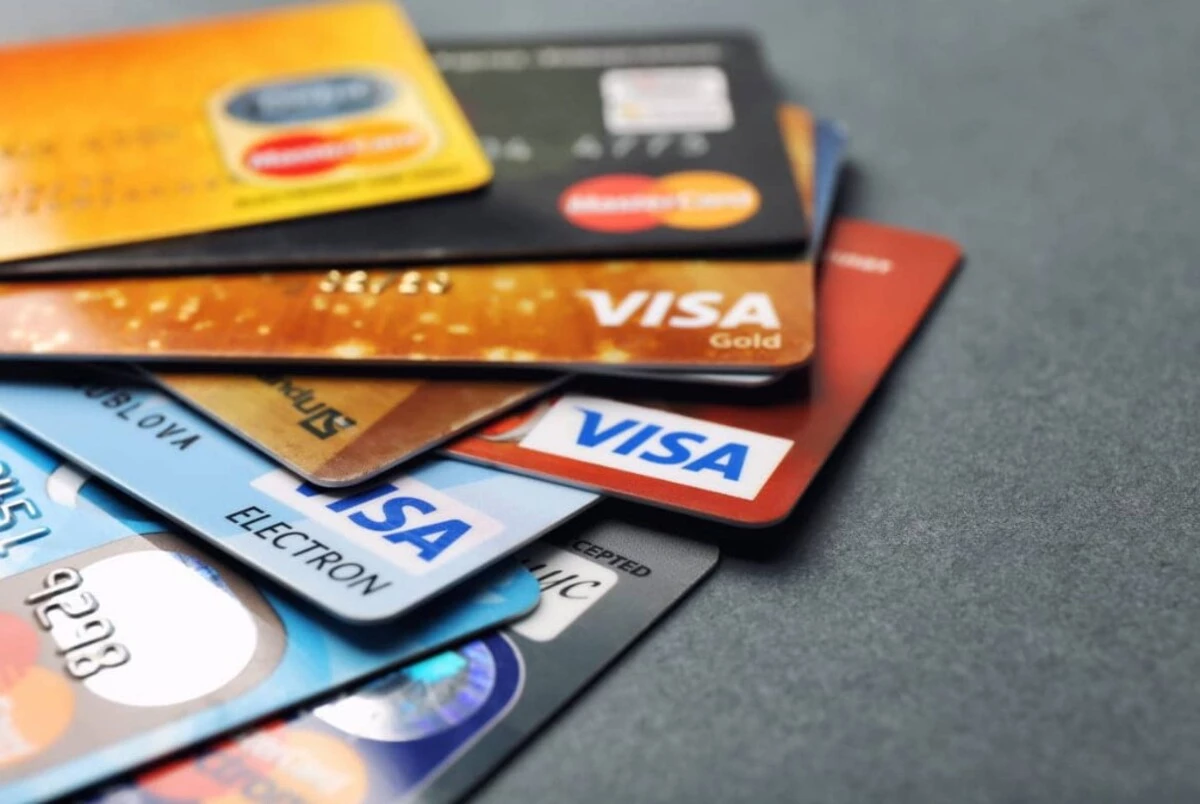 Украинцам будут блокировать карты за малейшие долги: юрист объяснил, как это будет работать