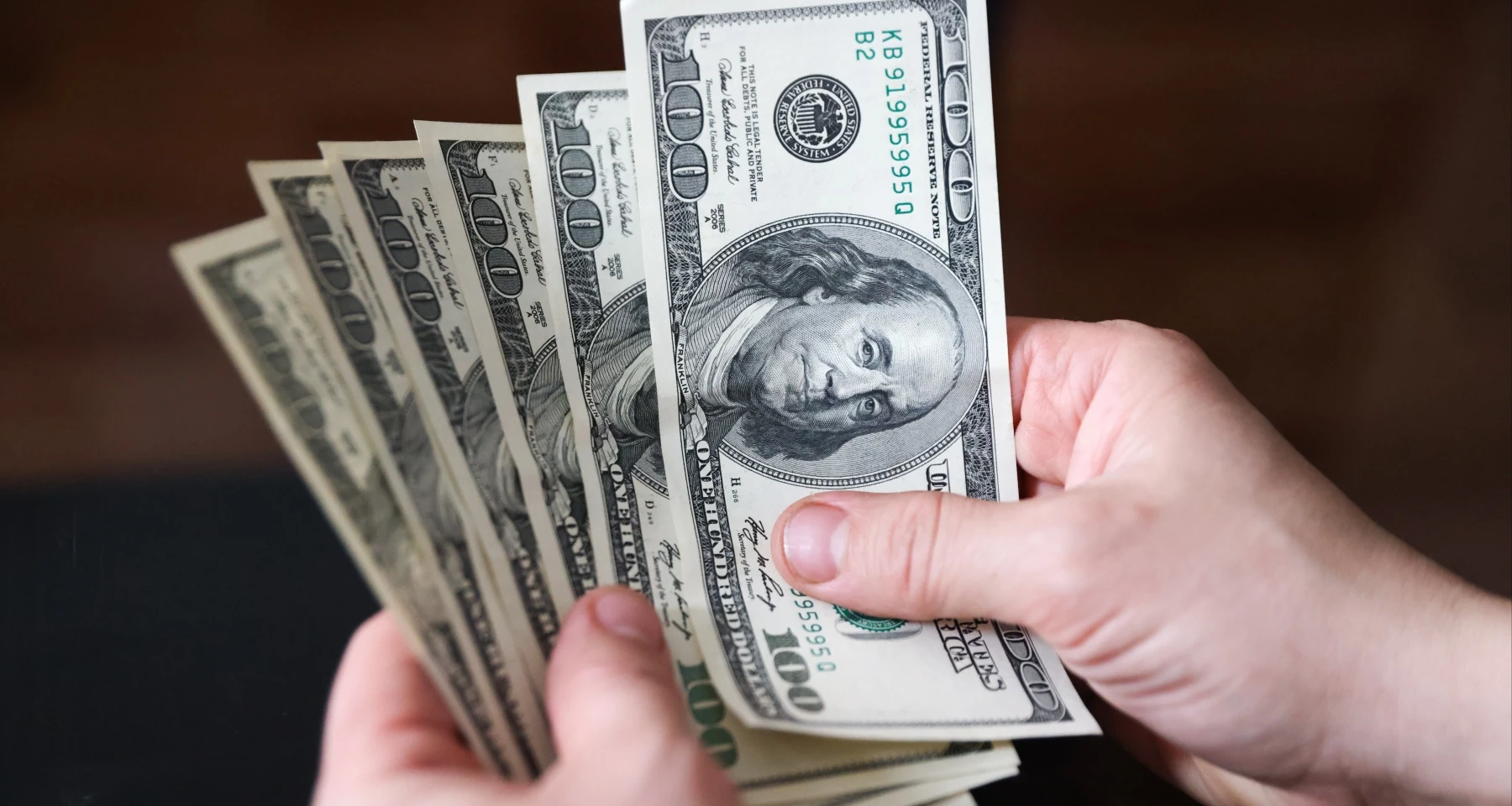 Стоит ли сейчас покупать доллары в Украине: советы экспертов