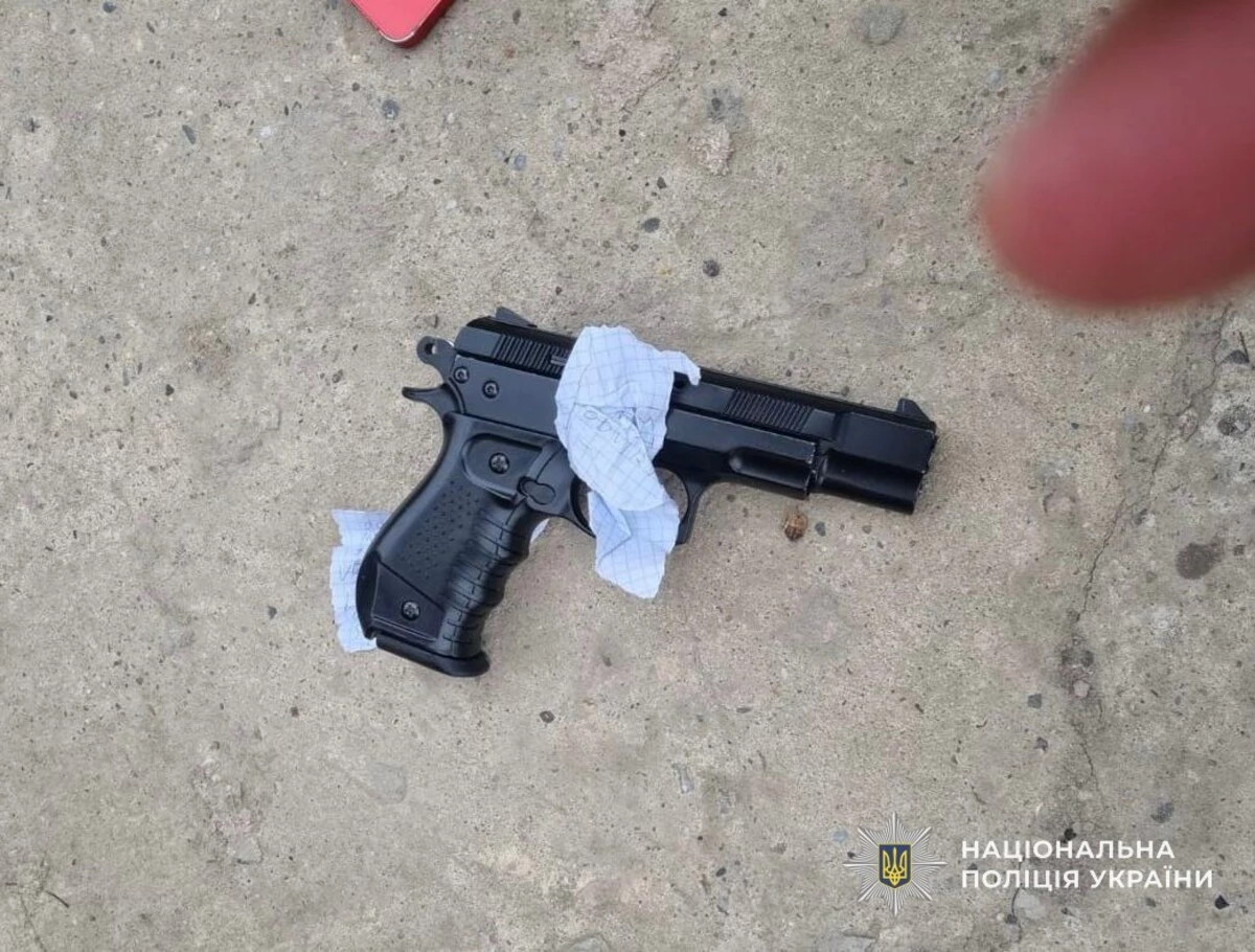 Ученик девятого класса пришел в школу с пистолетом и выстрелил в одноклассника