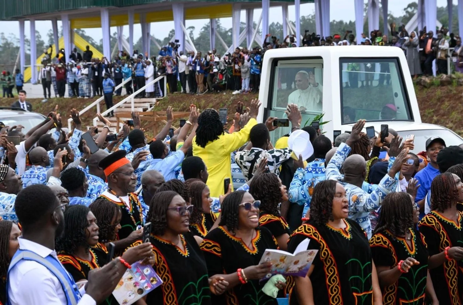 Папа Римский осудил "горстку тиранов, опустошающих мир"