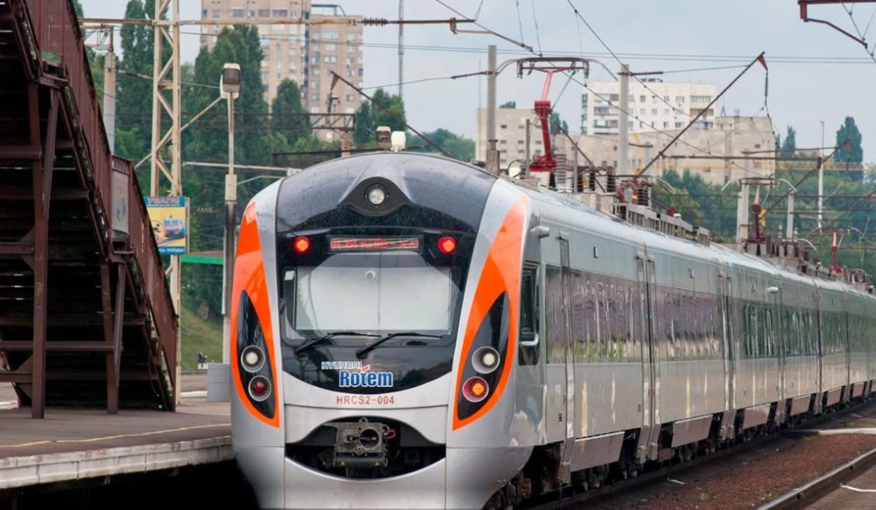 В Винницкой области столкнулись два поезда: в "Укрзализныце" рассказали, есть ли пострадавшие