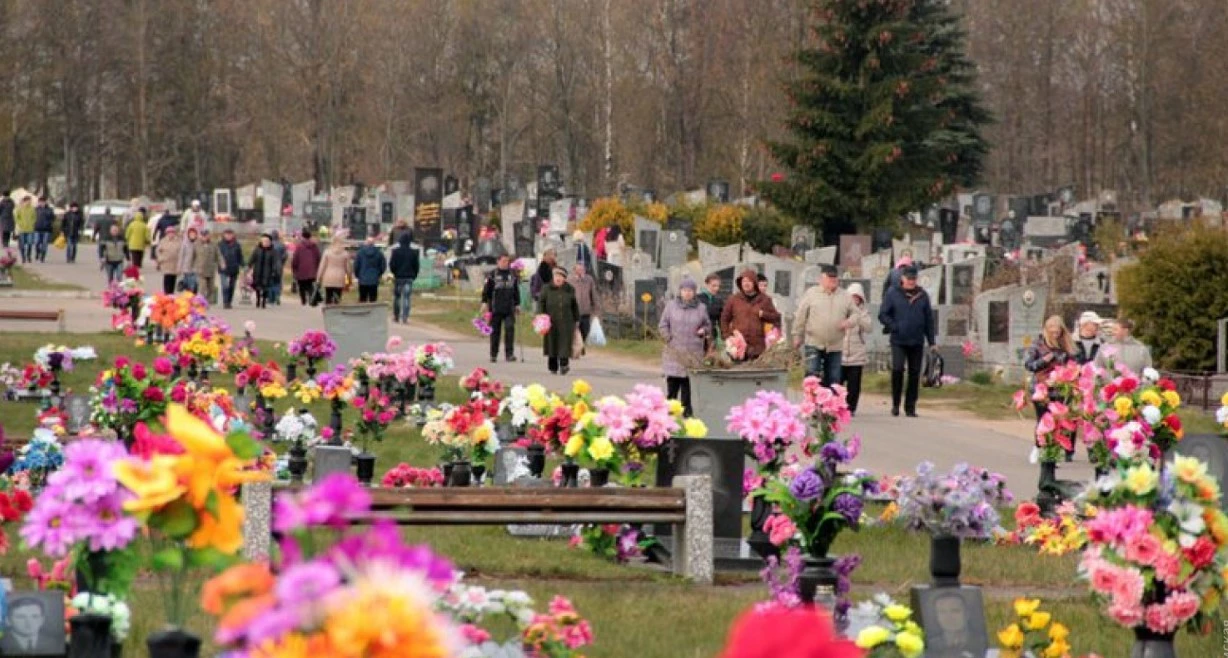 Не несіть це на могилки: священик пояснив, що заборонено на цвинтарі на Проводи