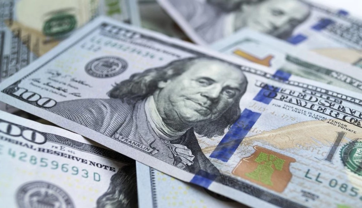 Скільки коштуватимуть 100 доларів: прогноз банкіра до 26 квітня