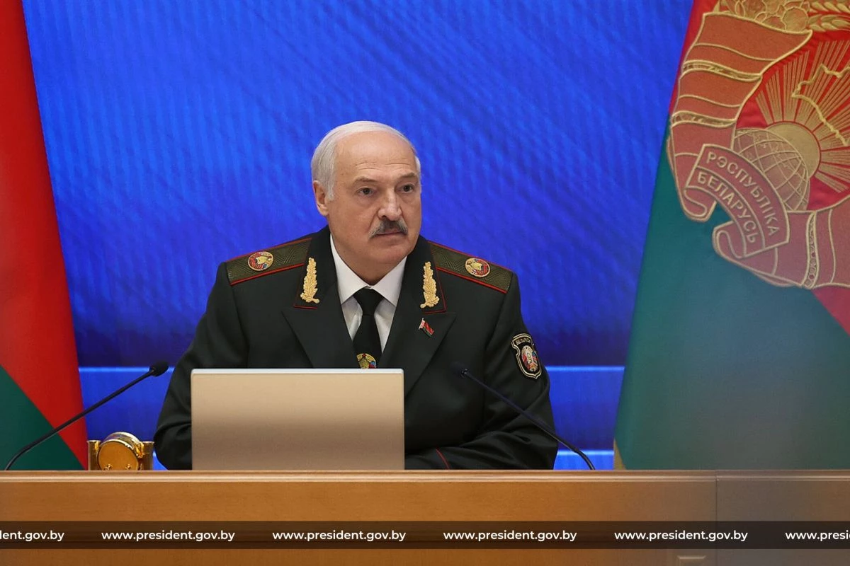 Лукашенко пригрозил "всеми видами оружия" соседним государствам