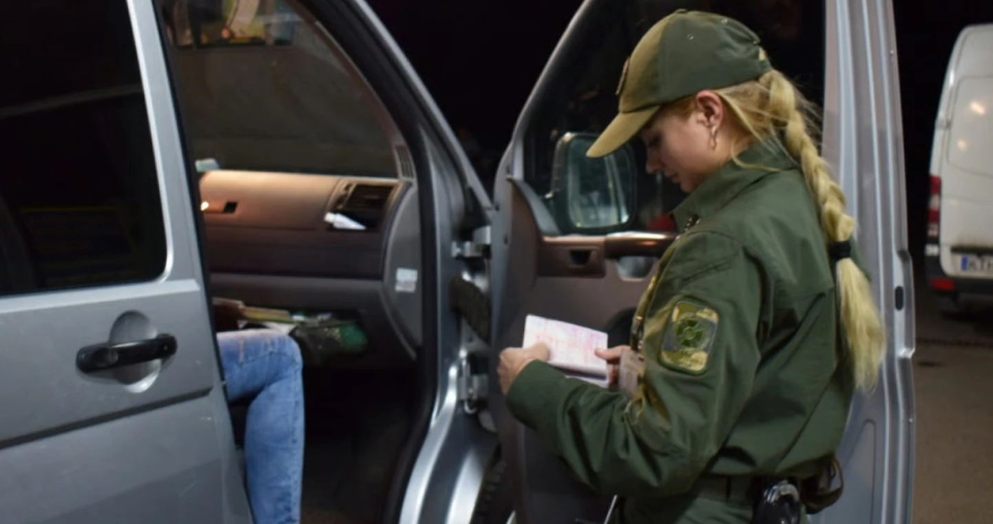 Кому из женщин могут ограничить выезд: полный перечень