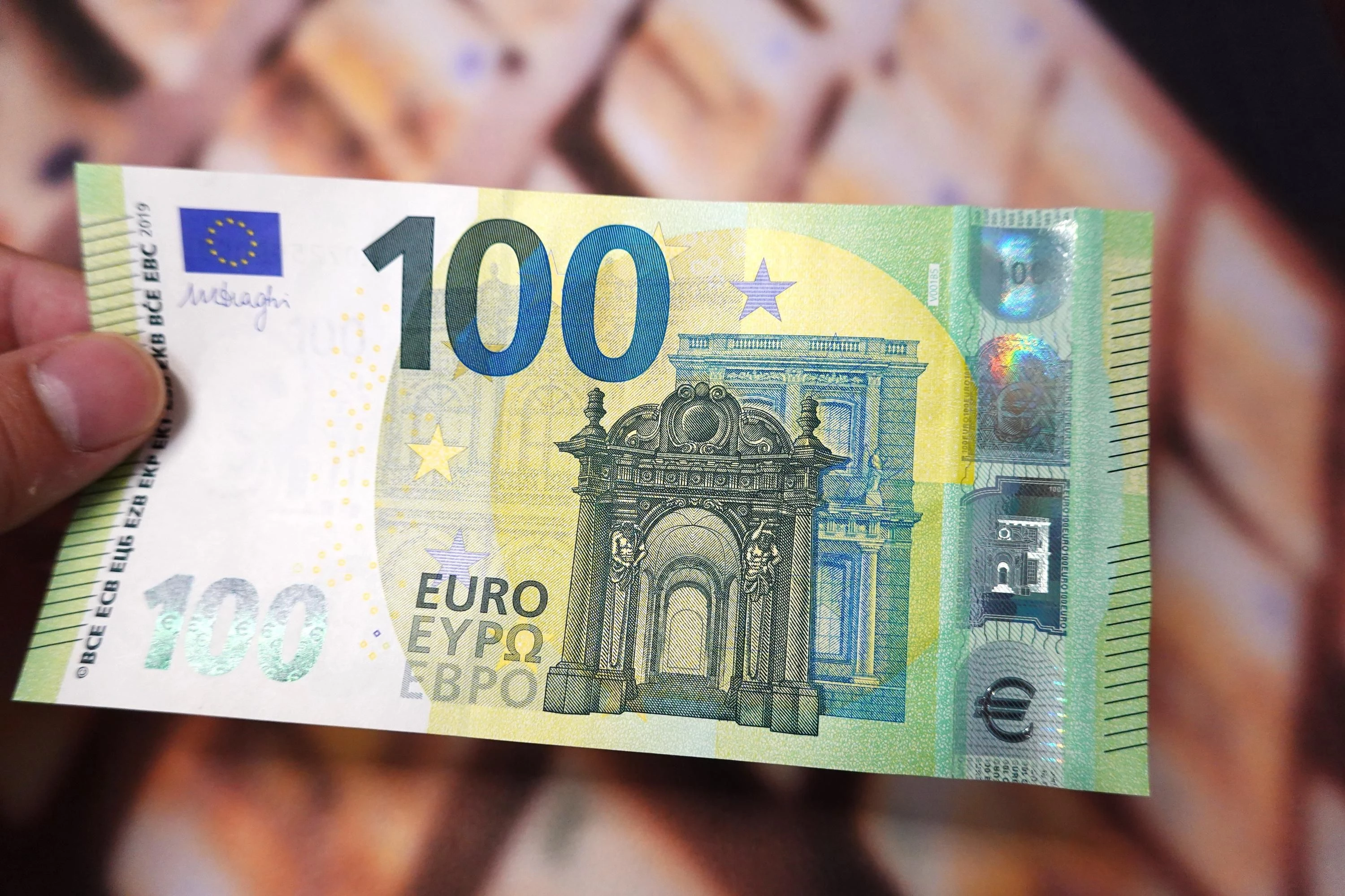 Курс валют на 24 апреля: сколько стоят евро и доллар