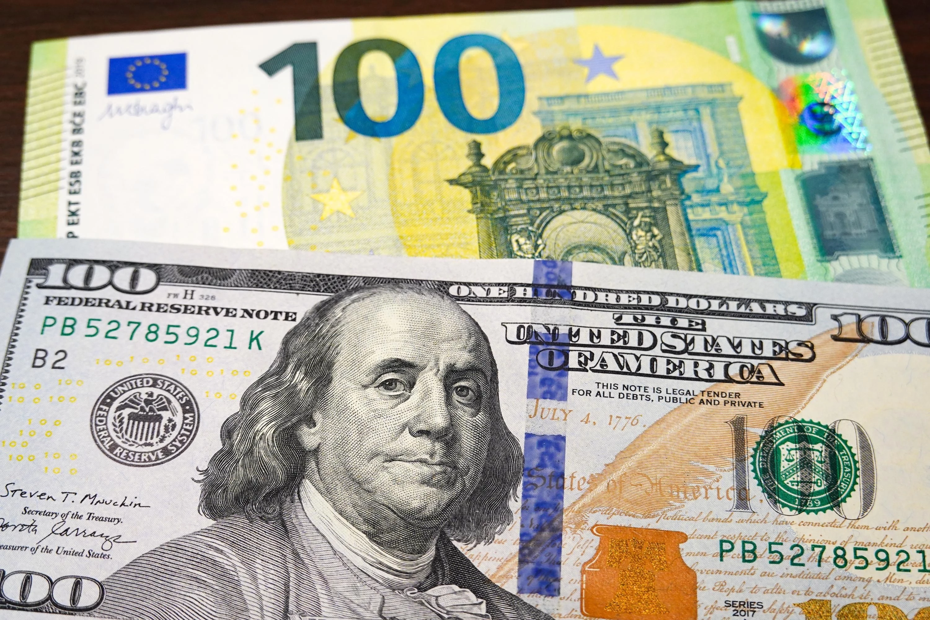 Курс валют: скільки коштують долар та євро у понеділок