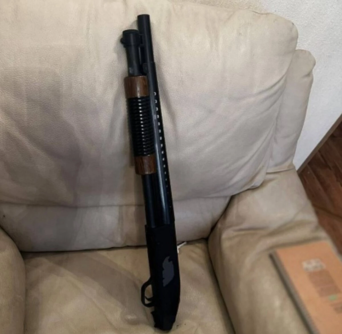 В Киеве военный в СЗЧ ходил пьяный с "оружием" по супермаркету