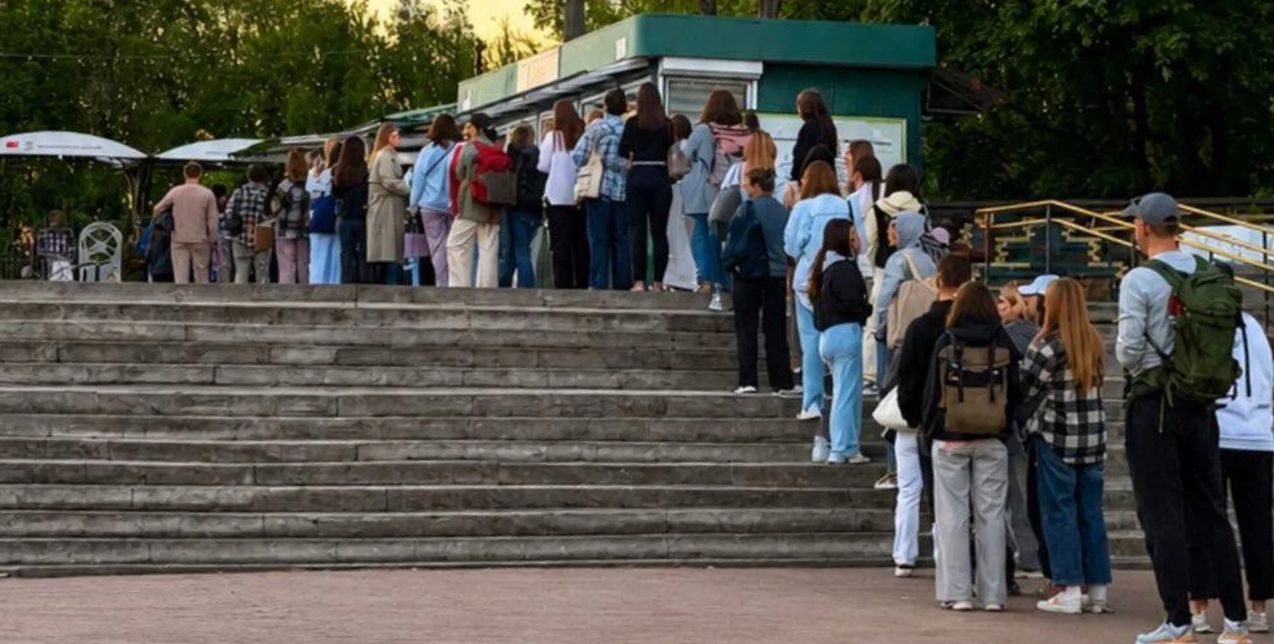 В Киеве в ботанический сад выстроилась огромная очередь с 7 утра