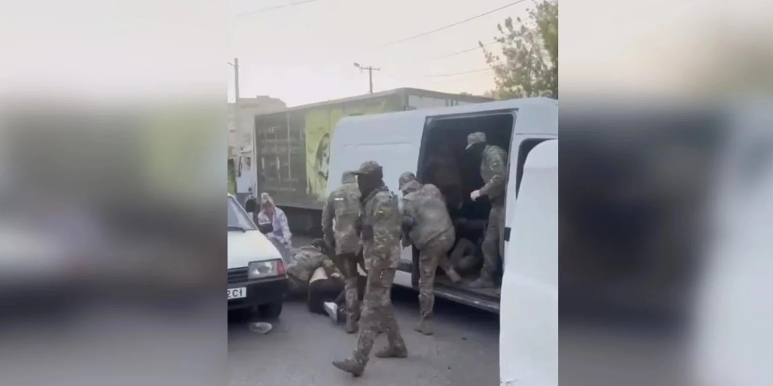 У Дніпрі військових ТЦК закидали камінням