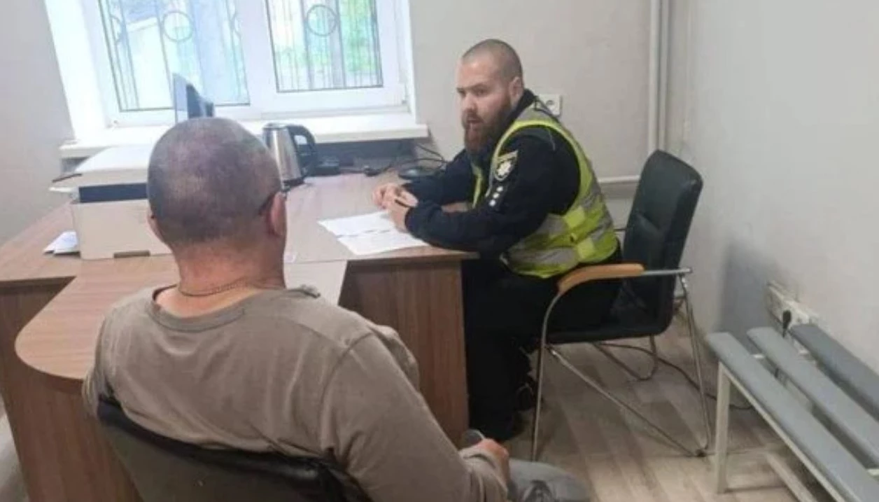 В Киеве мужчина ударил охранника и достал оружие