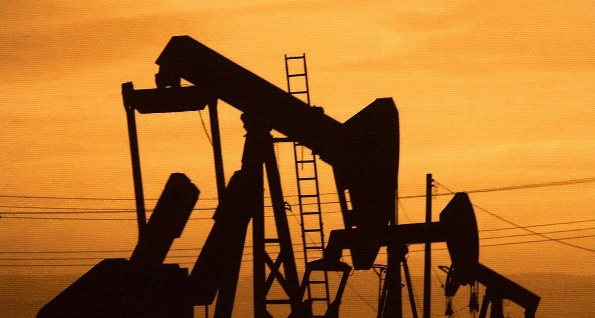 Удары украинских дронов  обвалили добычу нефти в России: Кремль впервые признал проблему, - Reuters