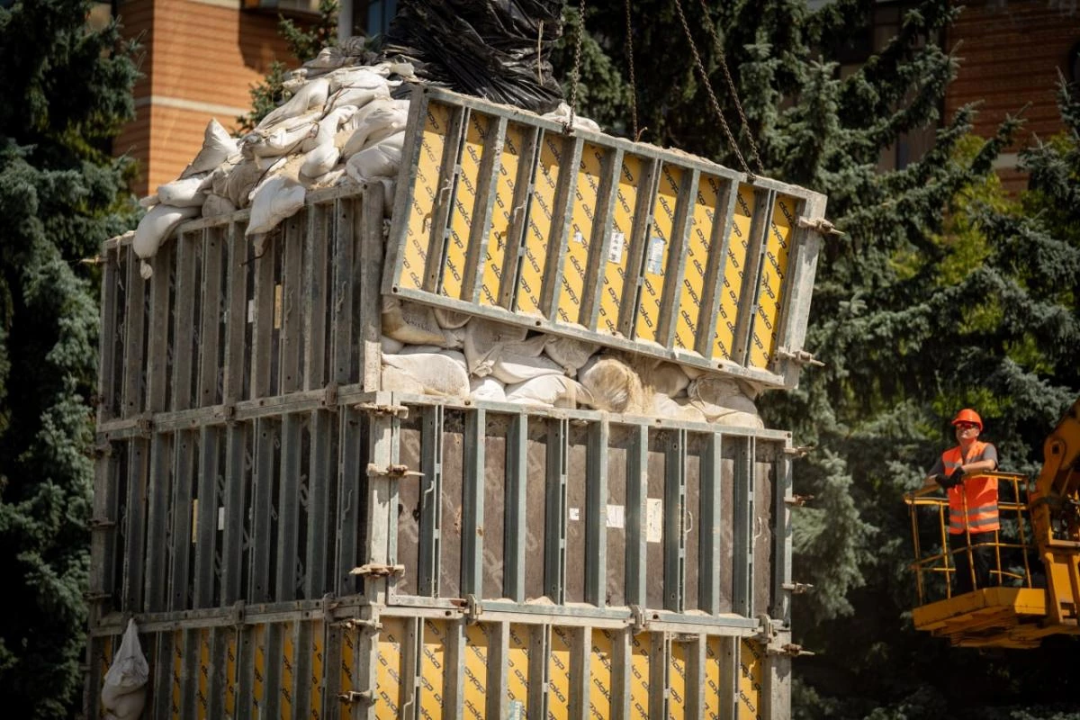 У Києві несподівано розпочали демонтаж захисних конструкцій з пам'ятників