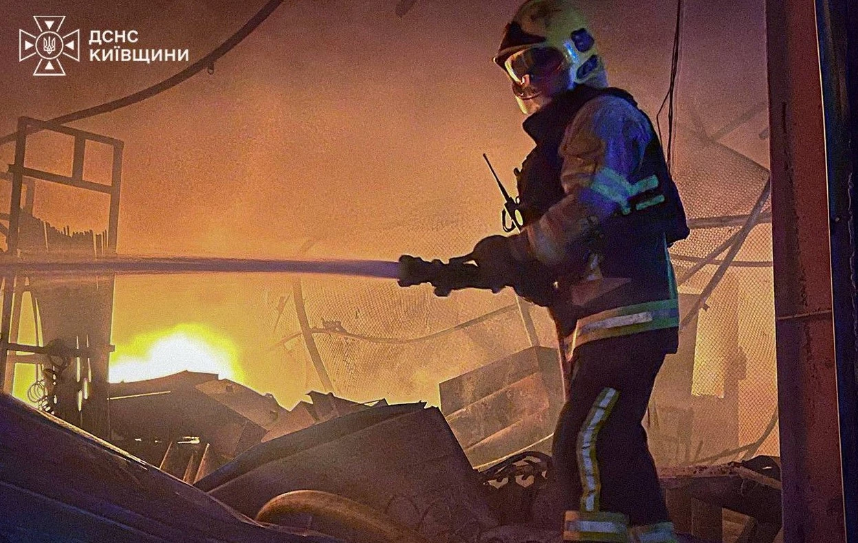 Окупанти вдарили по парку швидкої допомоги: 5 медавтомобілів згоріли, 20 пошкоджено