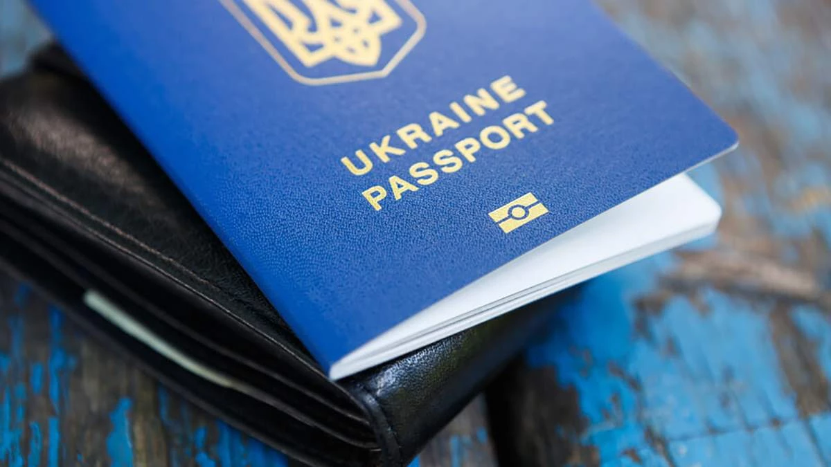 Українцям за кордоном спростили оформлення чи обмін паспорта