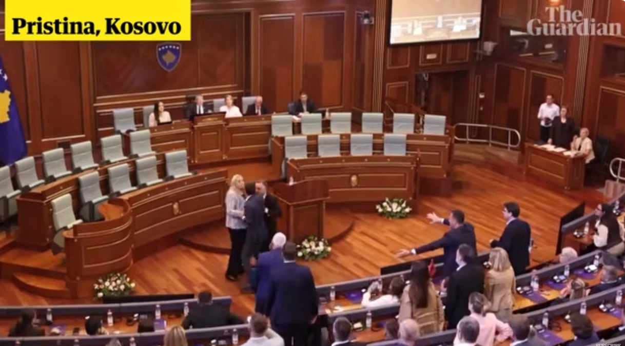 Яичный протест в парламенте Косово: депутатка забросала премьера Курти из-за политического тупика