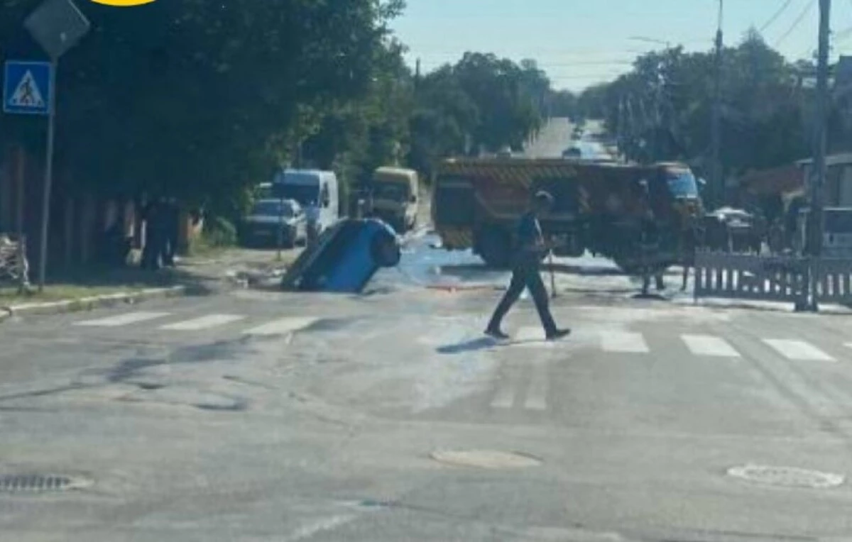 В Киеве во время движения автомобиль провалилось под землю