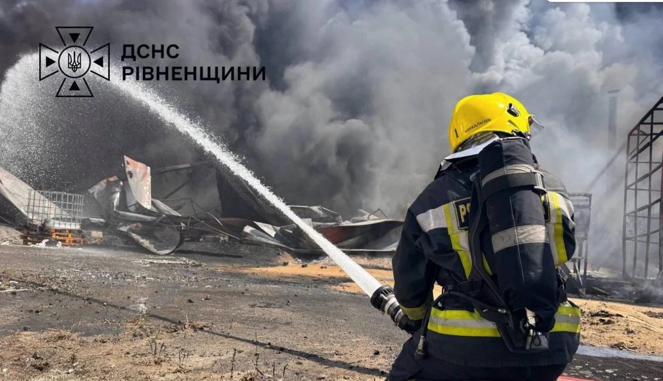 На предприятии под Ривно после взрывов спасатели тушили пожар: что известно