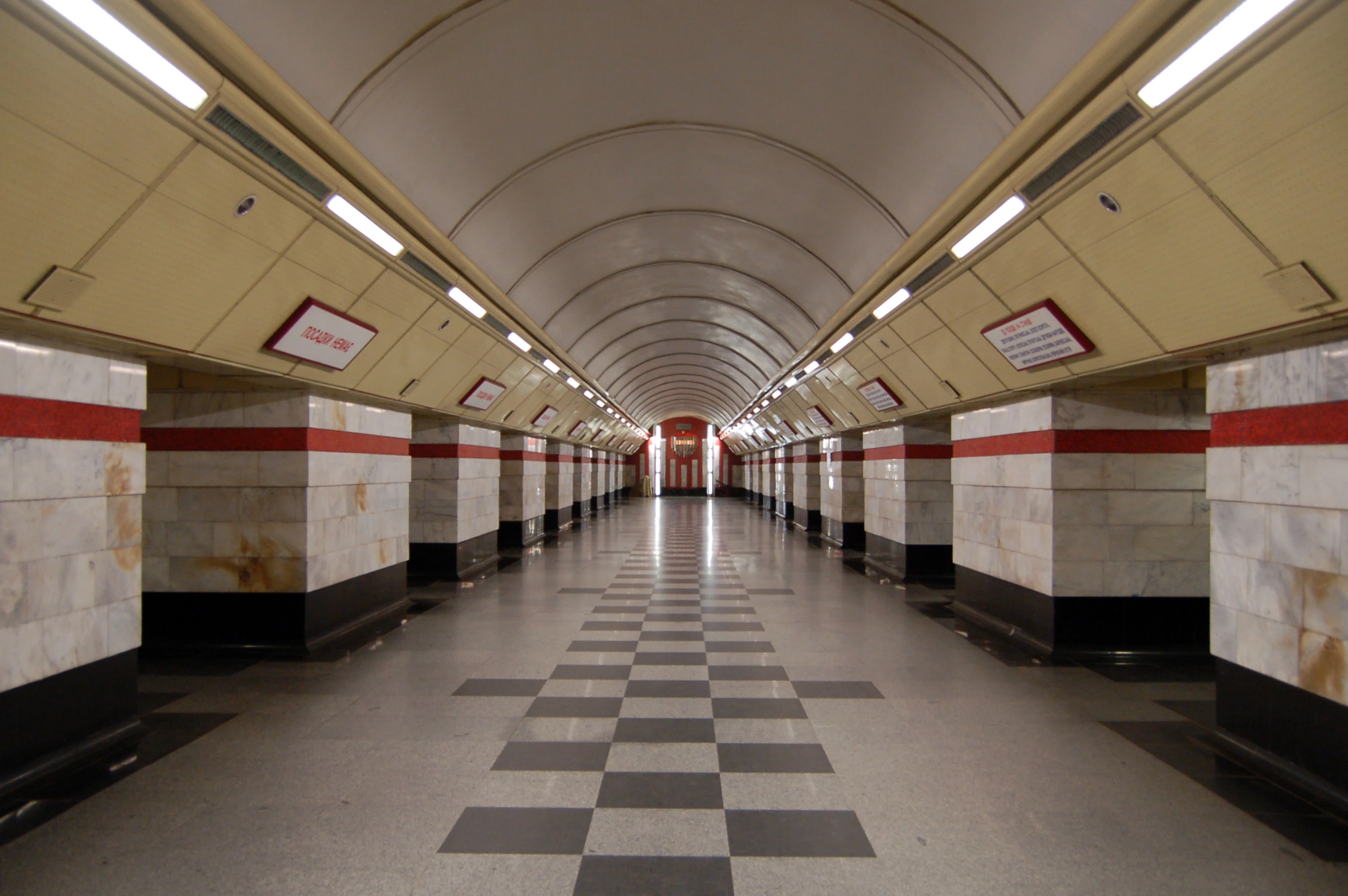 В Киеве тестируют новый способ размещения людей в метро во время тревоги