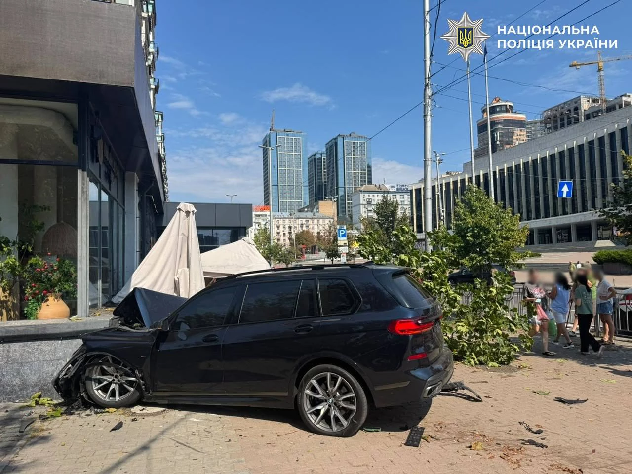 ДТП в центре Киева: BMW влетело на террасу ресторана