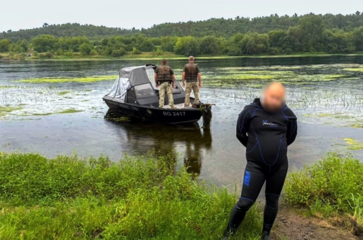 У гідрокостюмі та ластах через Дністер: прикордонники на катері перехопили ухиліста на шляху до Молдови