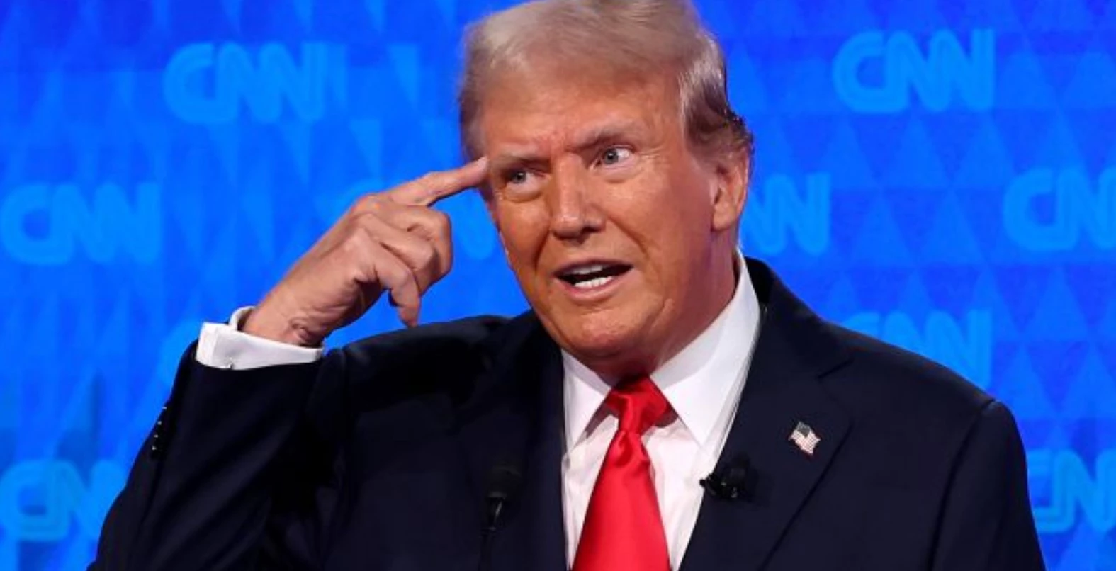 От диагнозов до мемов: крупный план руки Трампа спровоцировал волну обсуждений в соцсетях