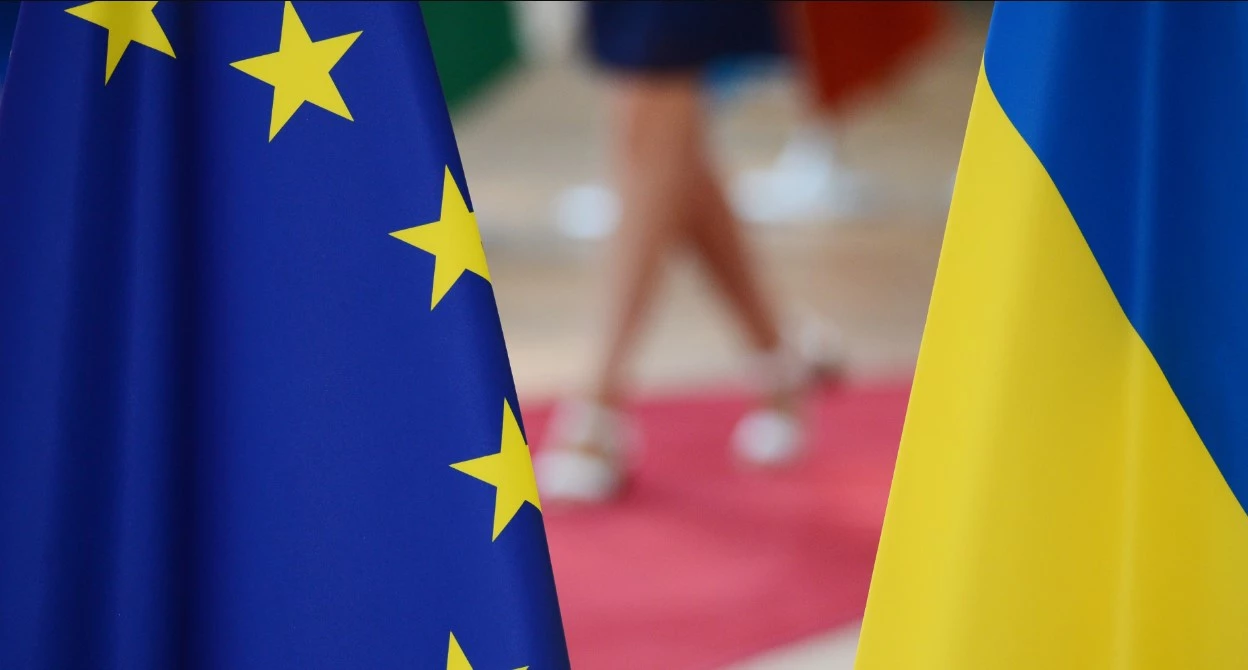 «Украина займёт своё законное место в ЕС»: Еврокомиссия подняла сине-жёлтый стяг накануне Дня Независимости