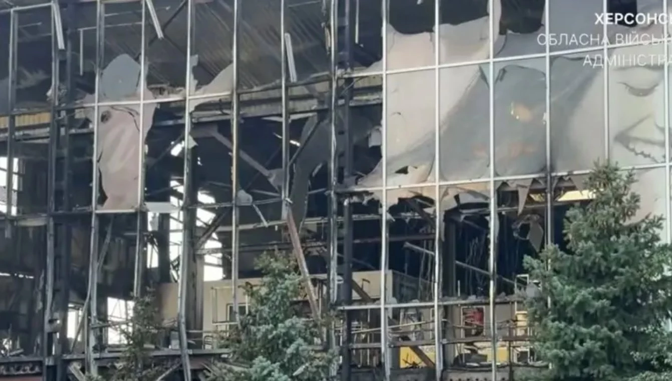 Російські дрони повністю знищили торговий центр у Херсоні