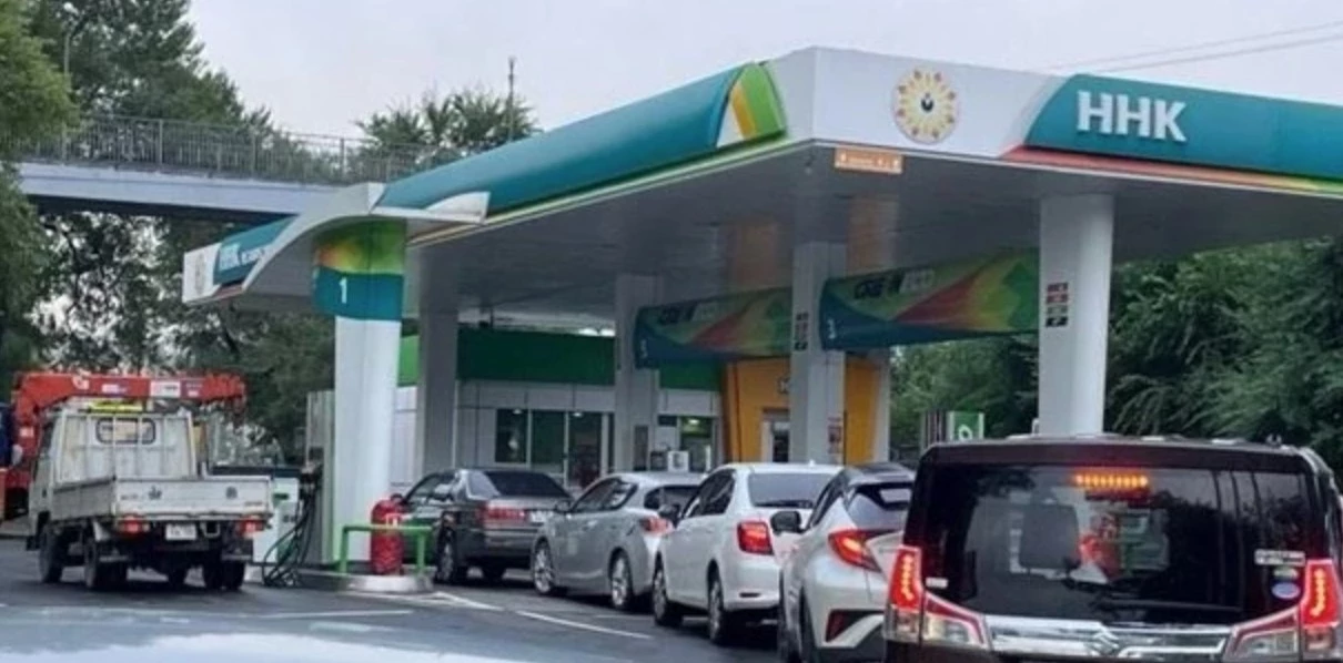 Паливна криза у дії: росіяни у чергах за бензином звіріють