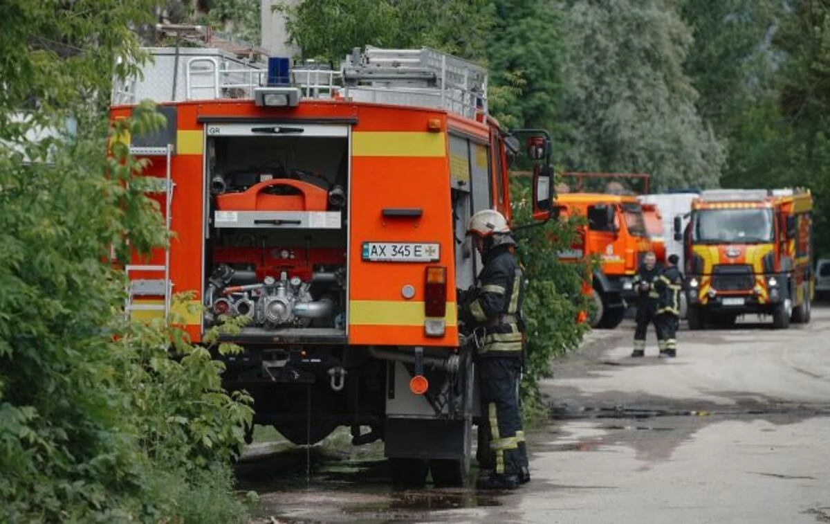 В Киеве после атаки дрона поврежден жилой многоэтажный дом