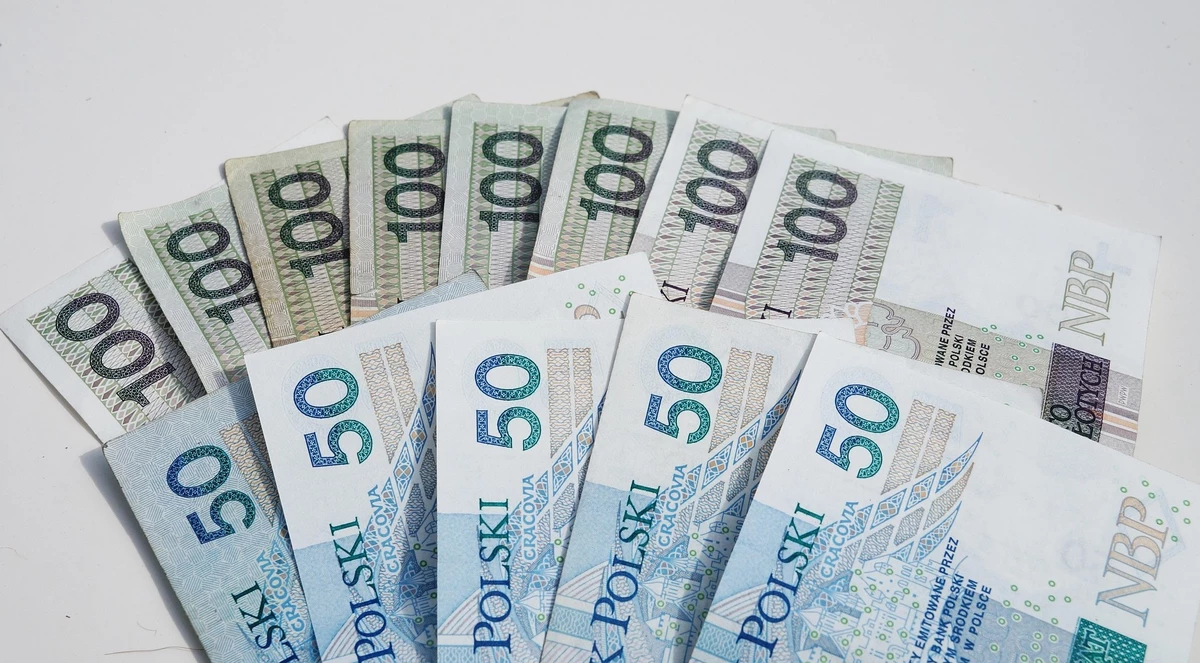 Українські біженці у Польщі можуть залишитись без грошей: як не втратити виплати